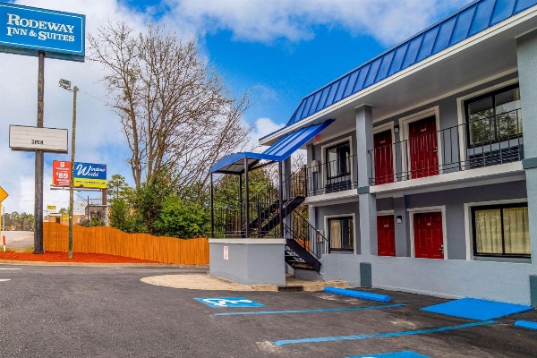 Rodeway Inn & Suites Fort Jackson image 4